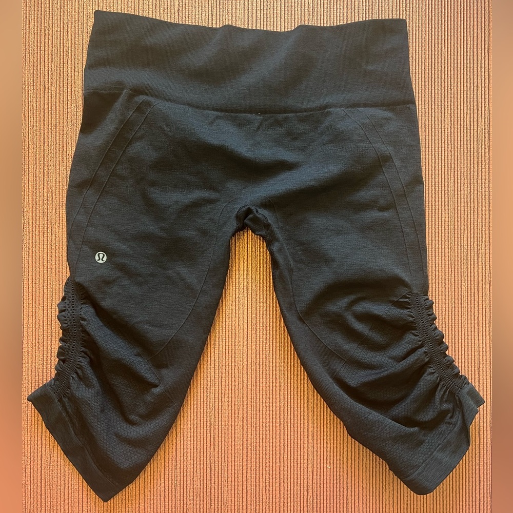 Lululemon capri leggings black size large in excellent condition